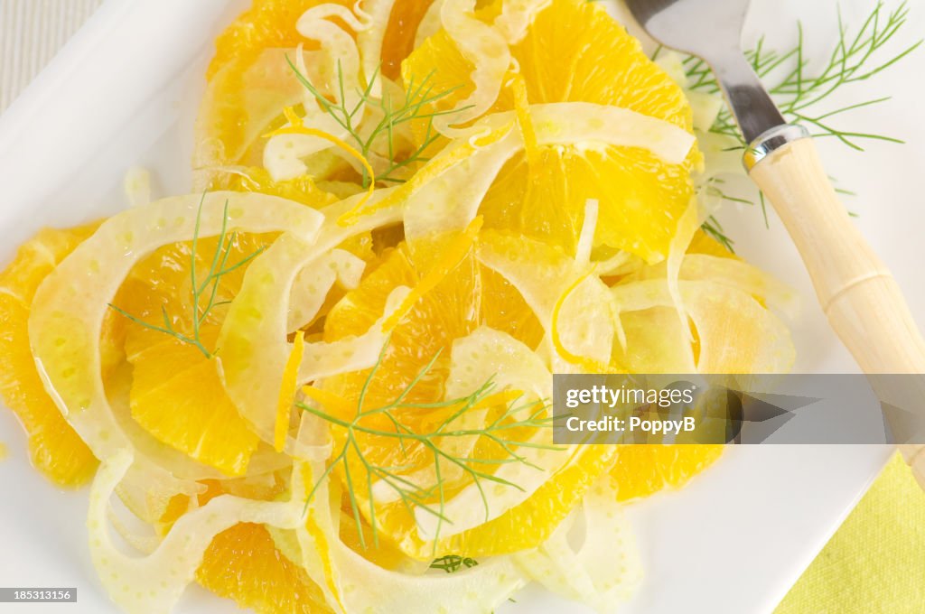 Fenchel und Orangen-Salat in weißen Teller von oben