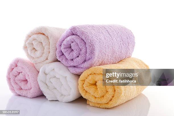 aufgerollte handtücher - bath towels stock-fotos und bilder