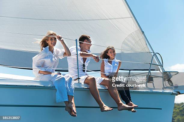 gruppe von freunden, die spaß auf einer yacht - recreational boat stock-fotos und bilder