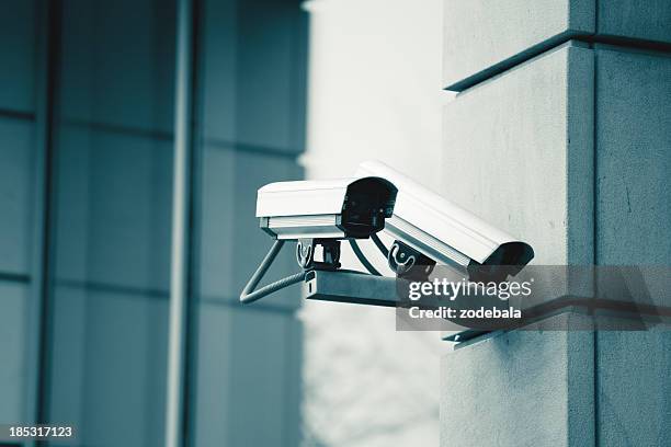 cámara cctv de vigilancia de seguridad - vigilancia fotografías e imágenes de stock