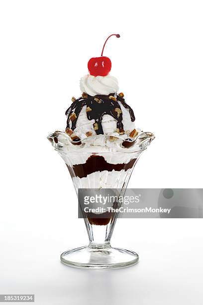hot fudge sundae - ice cream sundae stockfoto's en -beelden