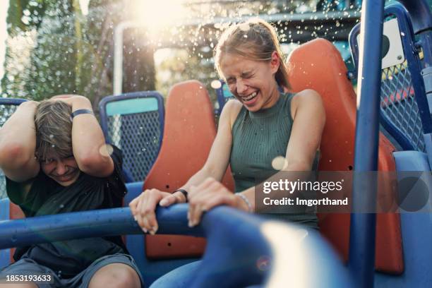 teenagers enjoying river rapids ride in amusement park - parque de diversão imagens e fotografias de stock