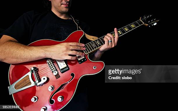 bauchgegend, blick auf ein mann spielt eine vintage roter gitarre. - rockabilly stock-fotos und bilder