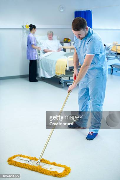 limpiar el hospital - nhs staff fotografías e imágenes de stock
