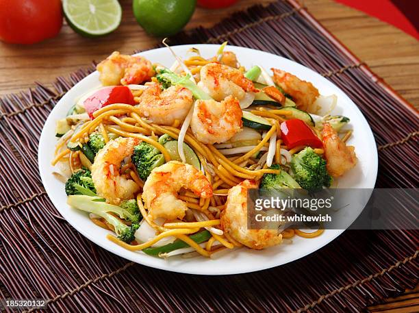 shrimp chow mein - chinese noodles stockfoto's en -beelden