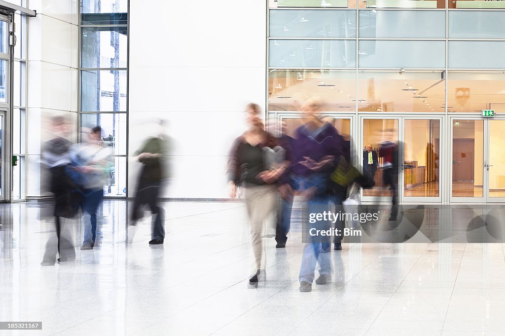 Personnes en mouvement à l'intérieur