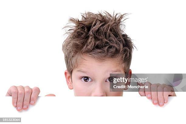 süße junge versteckt hinter einem leeren plakat - boy holding picture cut out stock-fotos und bilder