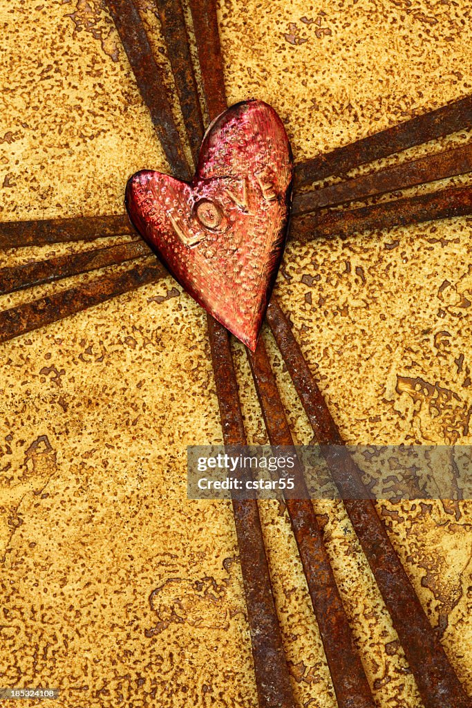 Religiosa: Cruz de unhas enferrujado com coração Amor diz