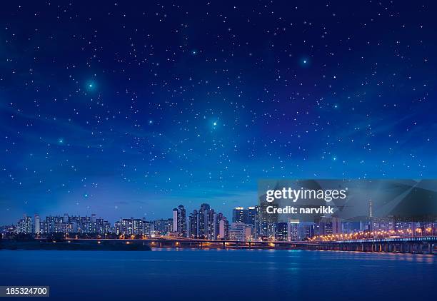 big city by starry night - donker stockfoto's en -beelden