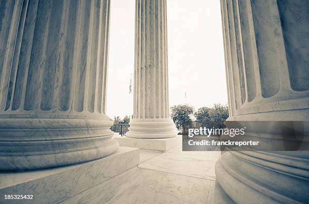 el tribunal supremo de los estados unidos y del edificio del capitolio de washington dc - edificio gubernamental fotografías e imágenes de stock