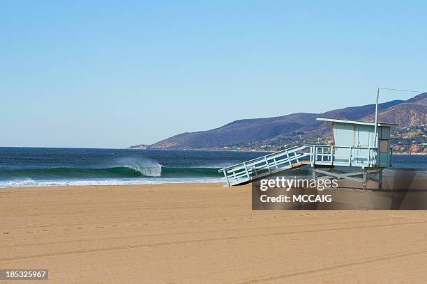 playa zuma california - lifeguard tower fotografías e imágenes de stock