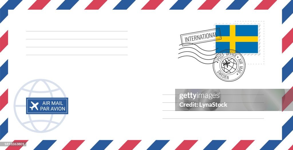 Sobre de correo aéreo en blanco con sello postal de Suecia. Ilustración vectorial de postal con bandera nacional sueca aislada sobre fondo blanco.