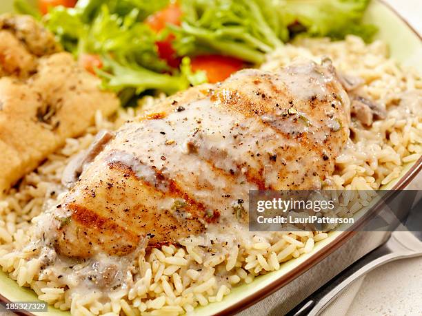 poulet grillé dans une sauce aux champignons - sauce à base de crème photos et images de collection