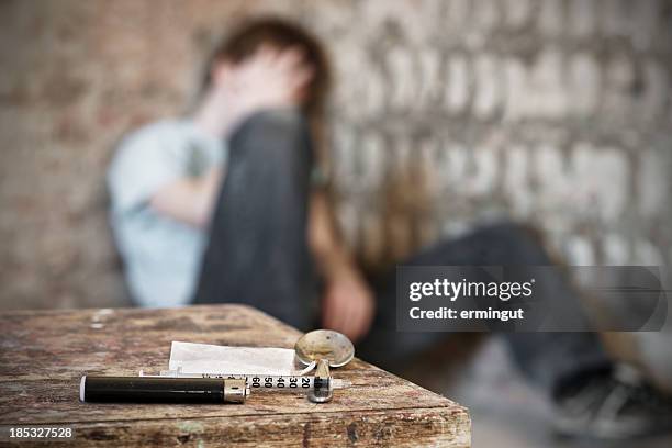 fármaco paraphernalia com turva viciado por trás - droga recreativa imagens e fotografias de stock