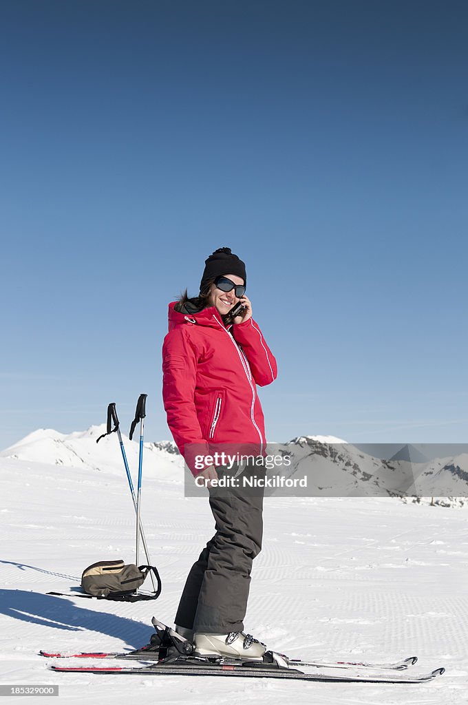 Atraente Jovem mulher com skiis em