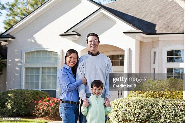 familia en frente de casa - family in front of home fotografías e imágenes de stock