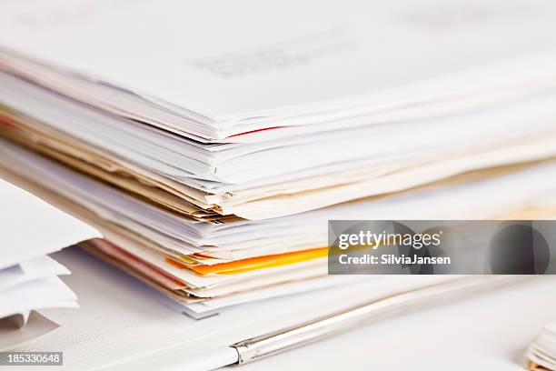 stack of papers paperwork - pile of paper stockfoto's en -beelden