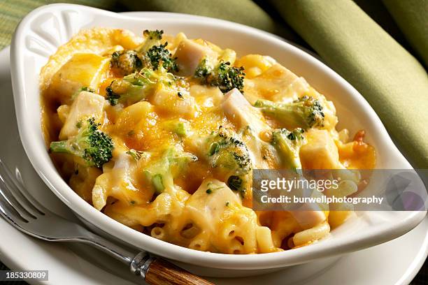 baked macaroni with broccoli and chicken - macaroni and cheese stockfoto's en -beelden