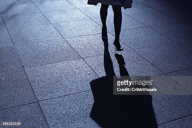 lone mujer caminando en la noche, las sombras de azul - high heels fotografías e imágenes de stock