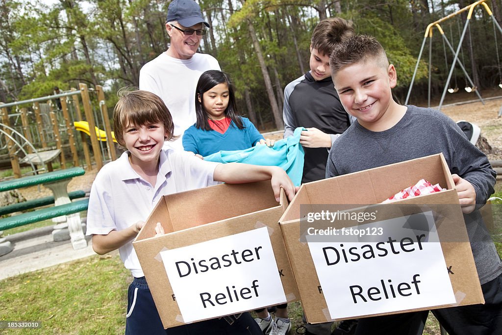 Crianças a recolher de vítimas de catástrofes