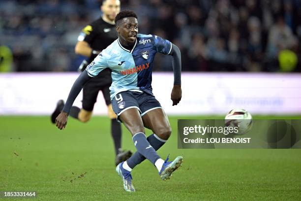 Le Havre's French-Guinean forward Mohamed Bayo kicks the ball during the French L1 football match between Le Havre AC and OGC Nice at The Stade...