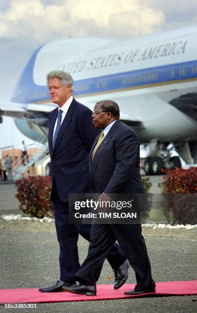 President Bill Clinton walks with Tanzanian President Benjamin Mkapa after arriving at Kilimanjaro Airport 28 August, 2000 in Arusha, Tanzania. AFP...