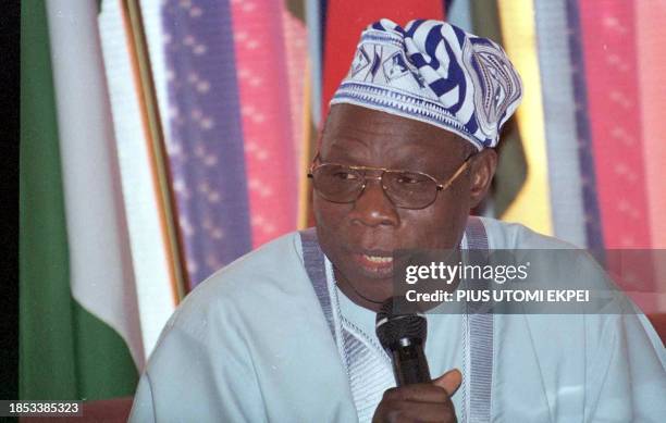 Nigerian President Olusegun Obasanjo adresses the press at Nnamdi Azikiwe International Airport, Abuja 28 August 2000 shortly after President...