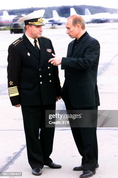 Russian President Vladimir Putin gestures as he speaks with Russian Navy Commander Vladimir Kuroyedov at the airport of Severomorsk, 22 August 2000....