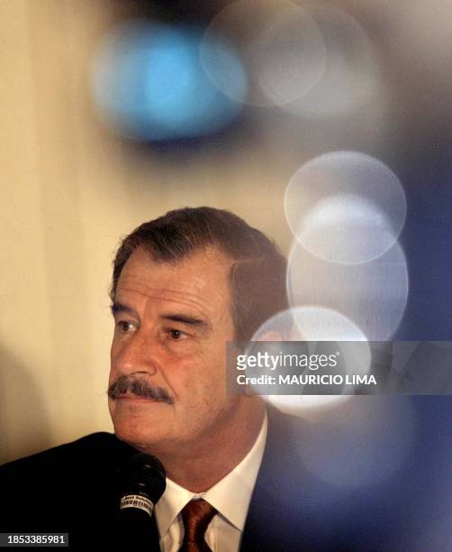Mexican President-elect Vicente Fox listens journalist's question 10 August 2000 during a press conference in Sao Paulo Brazil. El presidente electo...