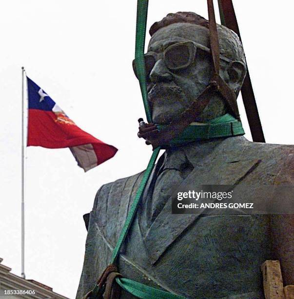 Monument of former Chilean President Salvador Allende is placed in the Constitution Plaza in Santiago, Chile 19 June, 2000. Un monumento del ex...