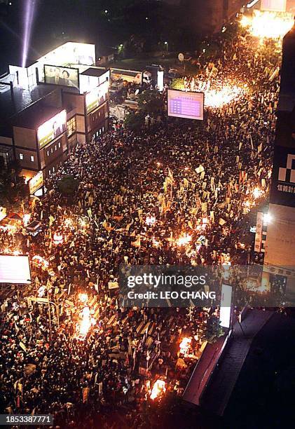 Huge crowd of over 100,000 supporters of the Democratic Progressive Party gather on the streets outside party headquarters in Taipei 18 March 2000,...