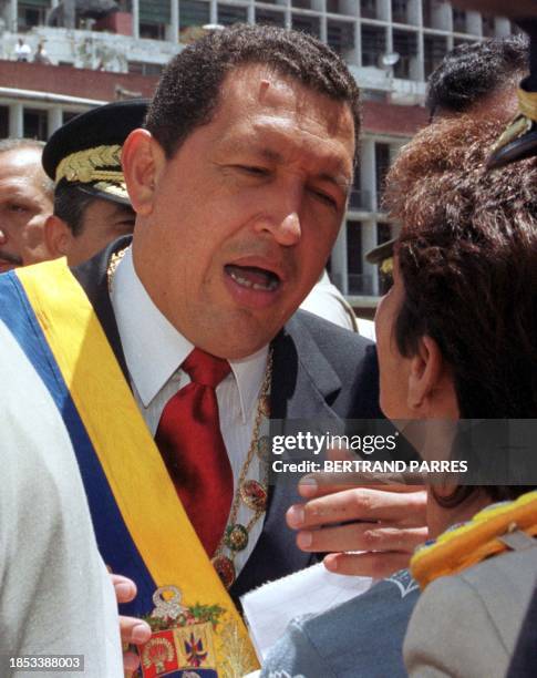 Venezuelan President Hugo Chavez Frias speaks with a woman at a parade in Caracas. El Presidente venezolano Hugo Chavez Frias conversa con una mujer...