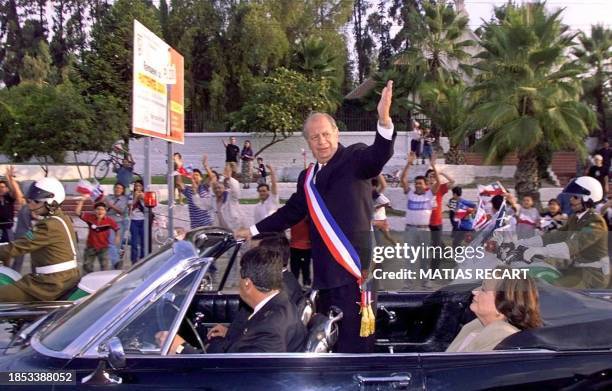 The new president of Chile, Ricardo Lagos, makes a procession through the city of Santiago, Chile, 11 March, 2000. El nuevo presidente chileno...