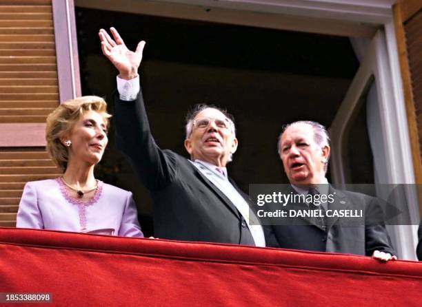 The new president of Uruguay Jorge Batlle , waves 01 March 2000 from the balcony of the Estevez Palace in Montevideo, Uruguay with his wife, Mercedes...