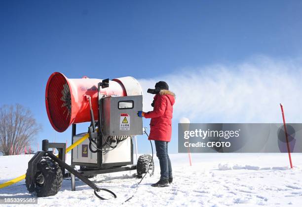 Snow Machine Material 141 Artificial Snow Machine Stock Photos, High-Res Pictures, and Images ...