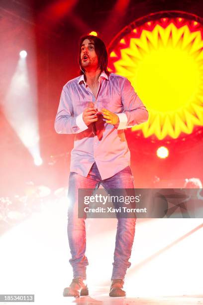 Melendi performs on stage at Palau Sant Jordi on October 18, 2013 in Barcelona, Spain.