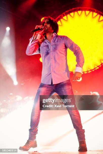 Melendi performs on stage at Palau Sant Jordi on October 18, 2013 in Barcelona, Spain.