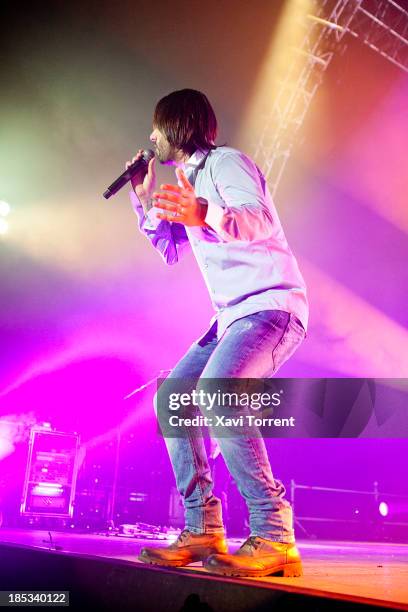 Melendi performs on stage at Palau Sant Jordi on October 18, 2013 in Barcelona, Spain.