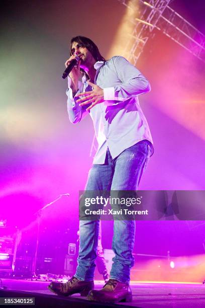 Melendi performs on stage at Palau Sant Jordi on October 18, 2013 in Barcelona, Spain.