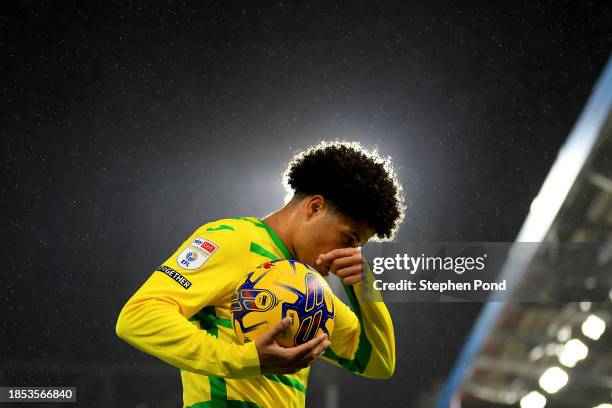 Gabriel Sara of Norwich City prepares to take a corner kick during the Sky Bet Championship match between Norwich City and Sheffield Wednesday at...