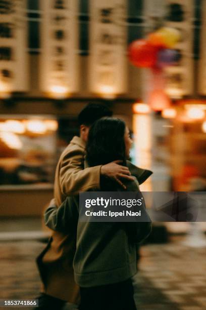 couple in blurred motion at night in tokyo in winter - romance imagens e fotografias de stock