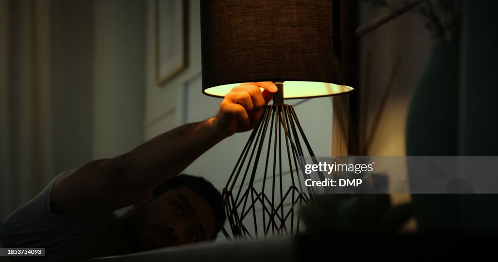 Schlafen, Lampe und Mann im dunklen Schlafzimmer zum Ausruhen, Träumen und Nickerchen in der Nacht zu Hause. Abends, Licht und Person mit Schalter für das Aufwachen, bereiten Sie sich auf den Abend vor und entspannen Sie sich im Bett
