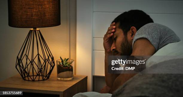 mann, stress und angst im bett am morgen mit depressionen, schlaflosigkeit oder psychischer gesundheit im schlafzimmer. person, schlafapnoe oder denken mit unglücklich, falsch oder besorgt oder schlaflos in der wohnung oder zu hause - schlafapnoe stock-fotos und bilder