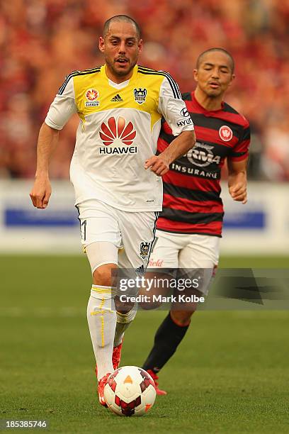 Leo Bertos of the Phoenix runs the ball during the round two A-League match between the Western Sydney Wanderers and Wellington Phoenix at Parramatta...