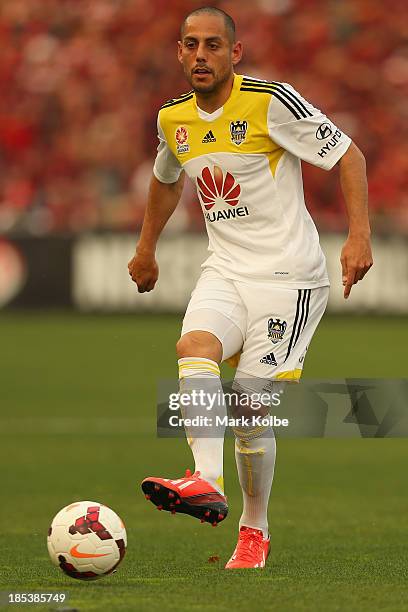 Leo Bertos of the Phoenix passes during the round two A-League match between the Western Sydney Wanderers and Wellington Phoenix at Parramatta...