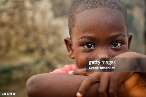 afrikanischen jungen - africa child stock-fotos und bilder