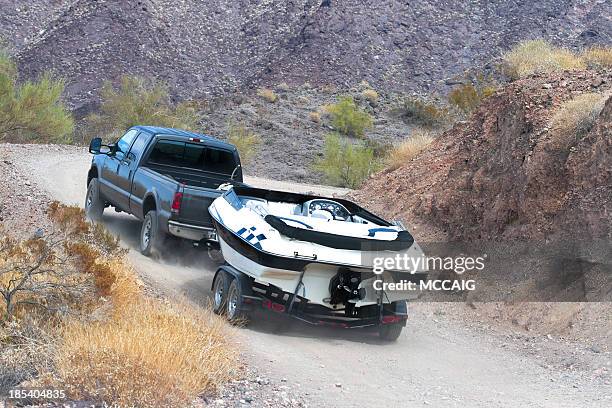 viaje en barco - remolcar fotografías e imágenes de stock