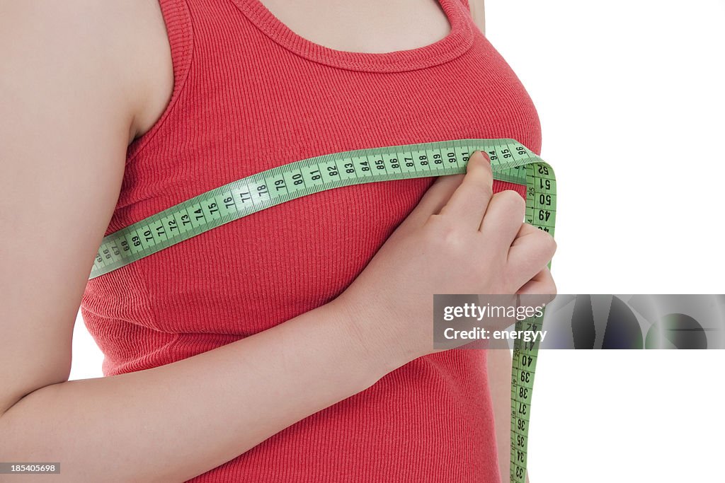 Jovem mulher medir o peito