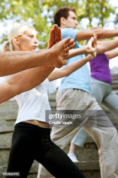 pessoas exercício de tai chi ao ar livre de mãos-plano aproximado - tai chi imagens e fotografias de stock