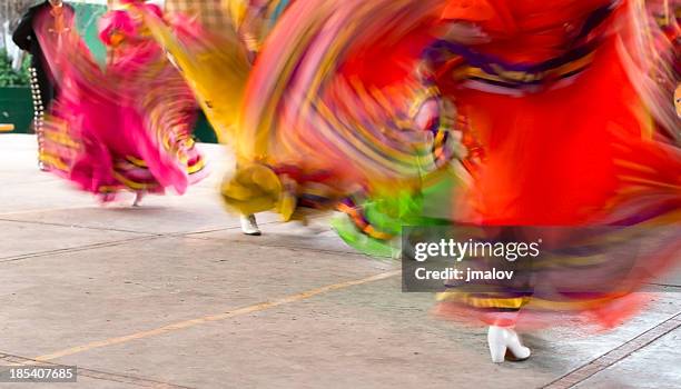 mexikanische folklore-tänzerinnen - cinco de mayo stock-fotos und bilder
